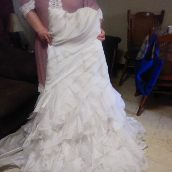 Wedding dress - Picture 2 of 6